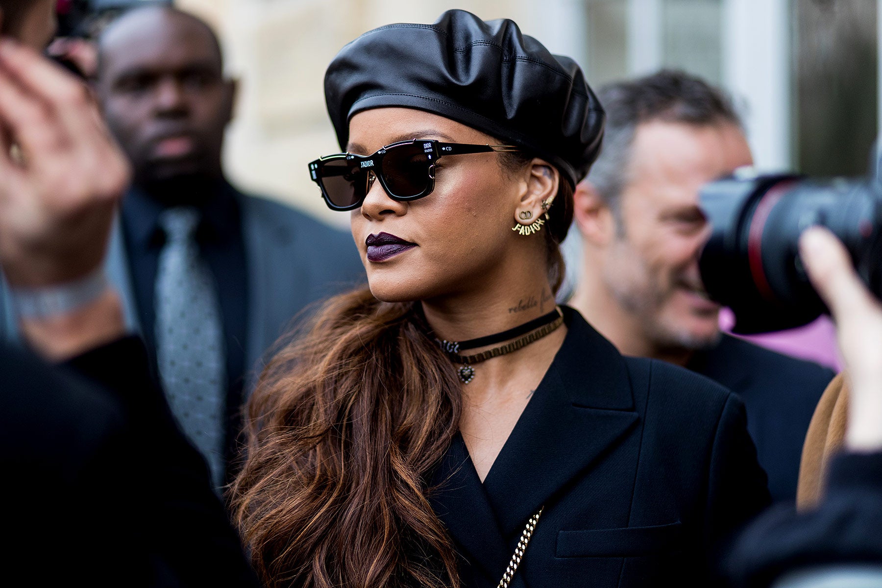 La cantante con boina de cuero, a conjunto con su look total black.