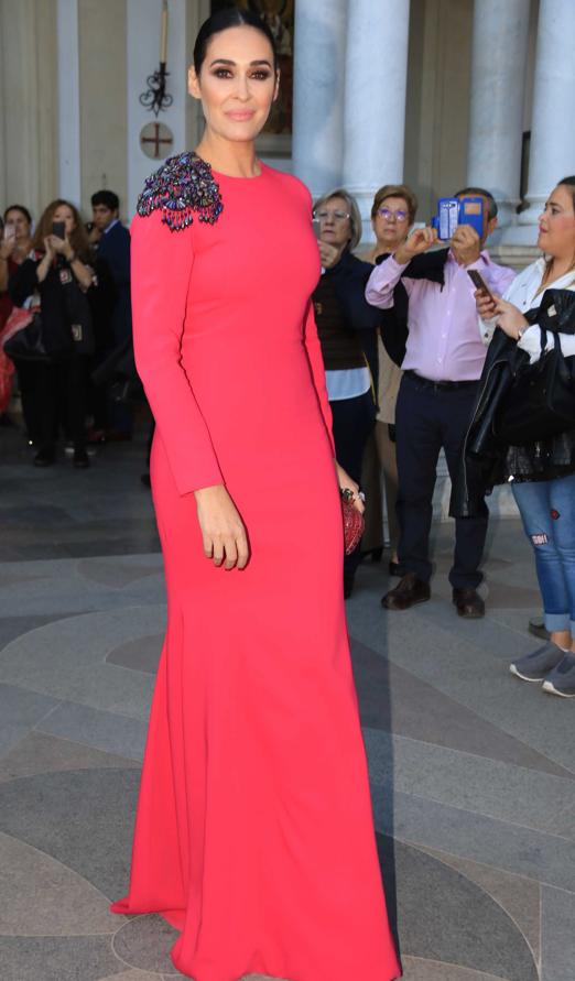 La diseñadora eligió un favorecer vestido en tonos coral.