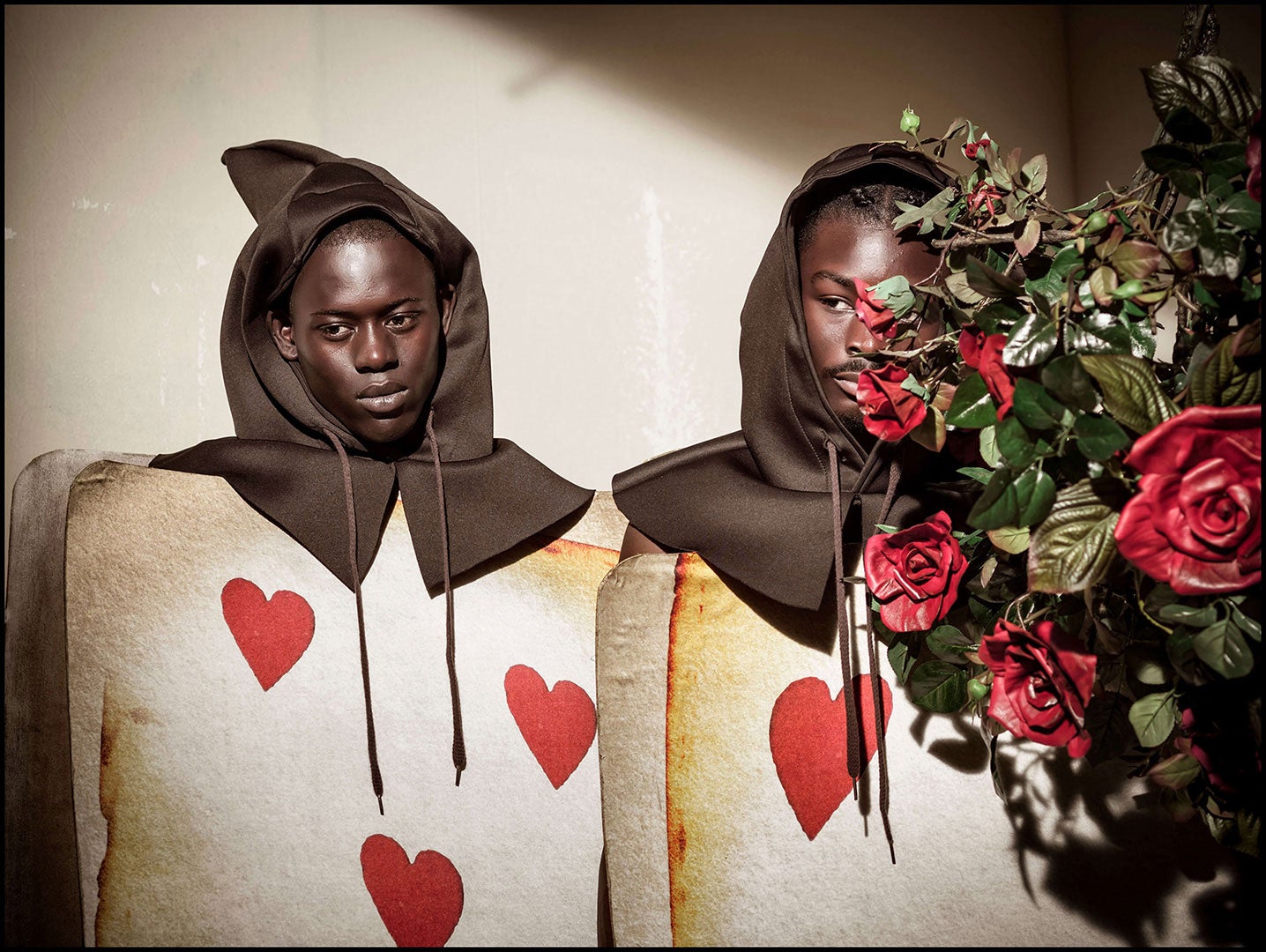 El moldelo Alpha Die se viste de una de las maliciosas cartas al servicio de la Reina de Corazones.