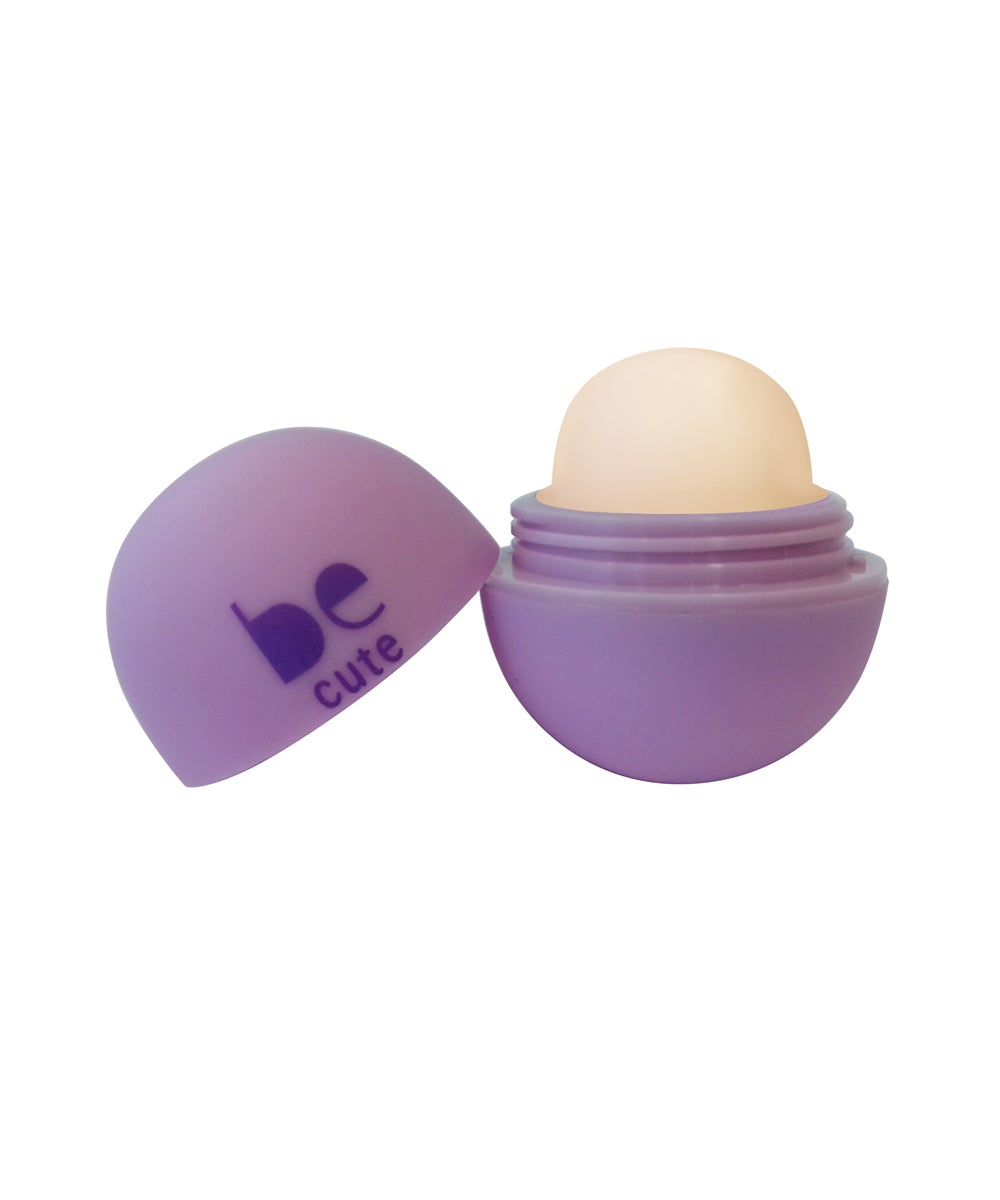 A base de manteca de karité, aceite de oliva y jojoba para hidratar intensamente y nutrir los labios en profundidad, aportando una sensación de suavidad y flexibilidad de forma inmediata y duradera. Disponible en 6 deliciosos sabores a frutas. Libre de parabenos. (5,95€, en farmacias y parafarmacias)