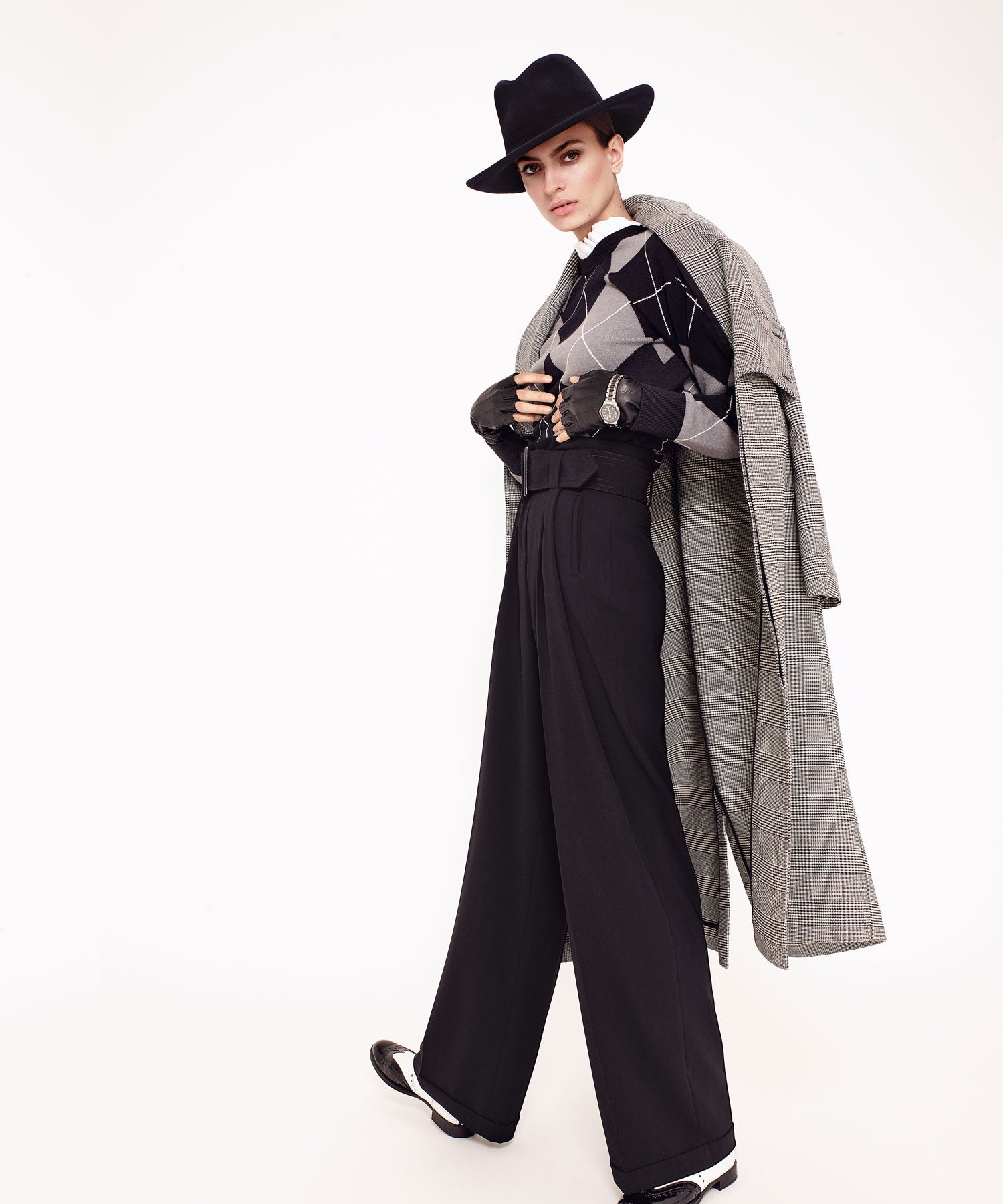 Abrigo de Stella McCartney. Jersey con cuello de camisa, de Intropia; pantalón y cinturón de George Rech. El sombrero es de Charo Iglesias y los mitones, de Lola Casademunt. Los zapatos son de Úrsula Mascaró.