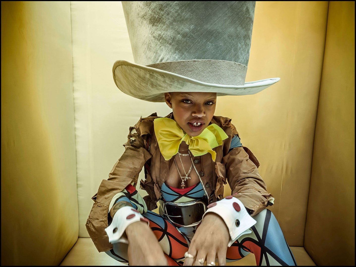 Slick Woods es una de las modelos del momento y por supuesto no podía faltar en el calendario Pirelli en la piel del famoso Sombrerero Loco.