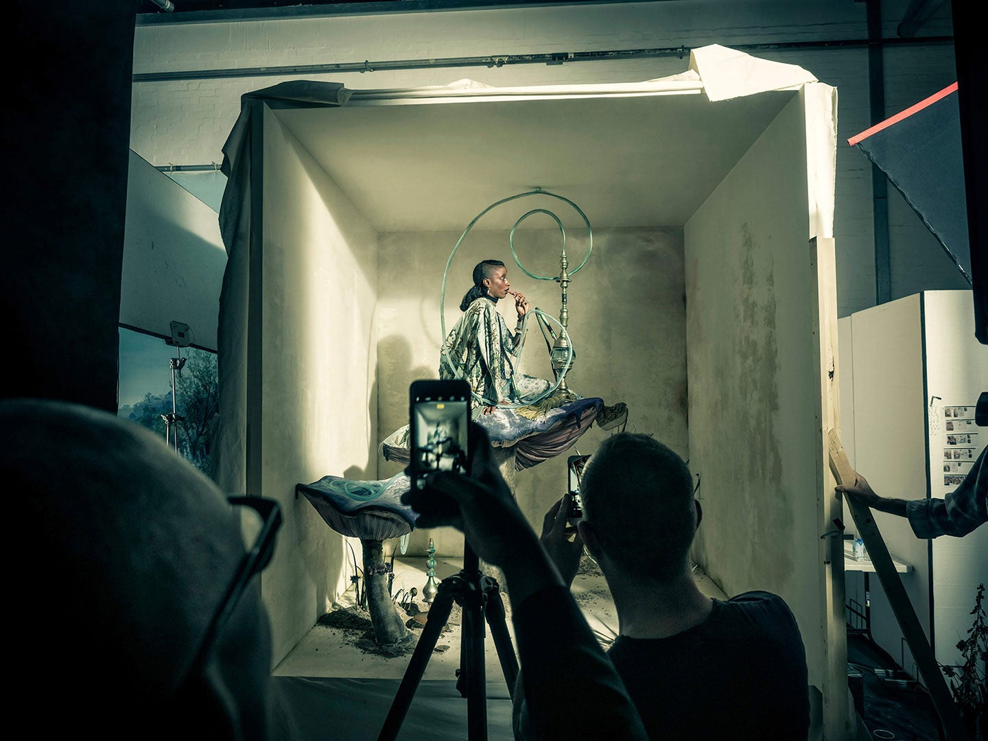 La modelo Zoe Bedeaux como la oruga fumadora de Alicia en el País de las Maravillas.