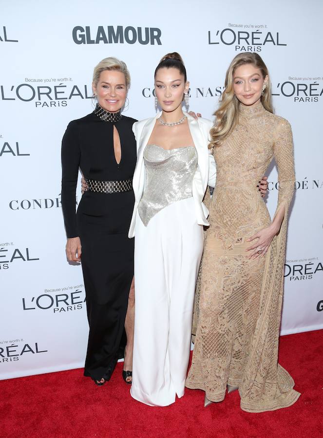 Yolanda Hadid se dejó forografiar con sus hijas Bella y Gigi. Ella fue la más sencilla de las tres con un vestido negro de estilo tubular con escote en forma de lágrima.