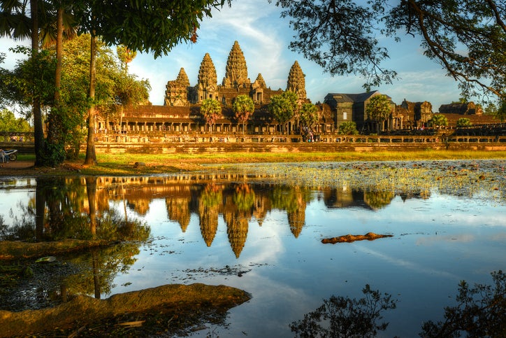 Angkor Wat, en Camboya es el sitio más visitado por los viajeros. TripAdvisor recomienda visitarlo con un guía especializado para conocer todos los detalles de su historia, que no son pocos. El mejor momento para disfrutar de la magia de este lugar es al amanecer o al anochecer.