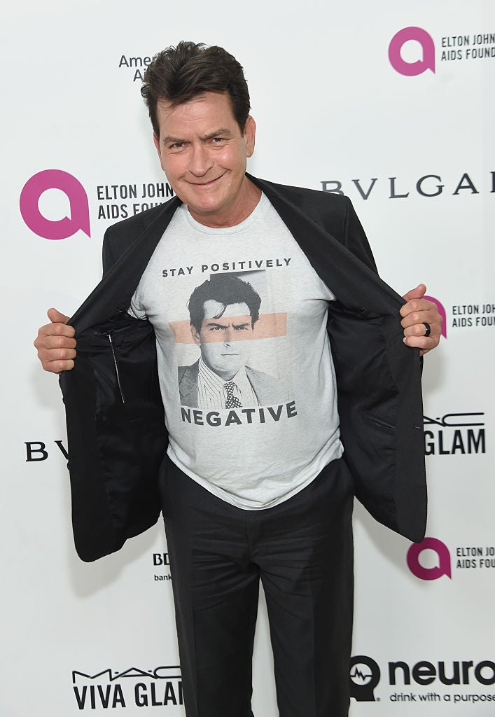 El actor de 'Dos hombres y medio' Charlie Sheen es famoso por su vida de excesos (en todos los sentidos). Sheen ingresó varias veces en rehabilitación pero nunca ha conseguido superarlo. El 2013 le diagnosticaron VIH.