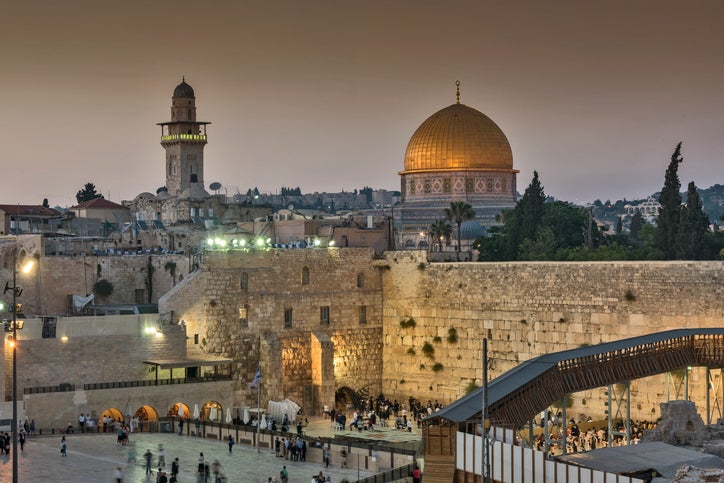 La Ciudad Vieja de Jerusalén se caracteriza por sus miles de calles estrechas llenas de santuarios para judíos, cristianos y musulmanes. Debe ser toda una aventura perderse por esta enigmática ciudad.
