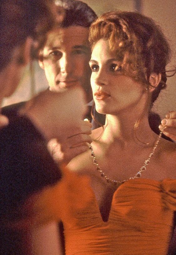 'Pretty Woman'. Por si no lo sabes: no hay amores imposibles ni nada que pueda con el amor. Julia Roberts y Richard Gere te harán reír y llorar y vivir sus aventuras.