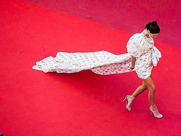 Kendall Jenner en el Festival de Cannes con sandalias con calcetines ejecutivos