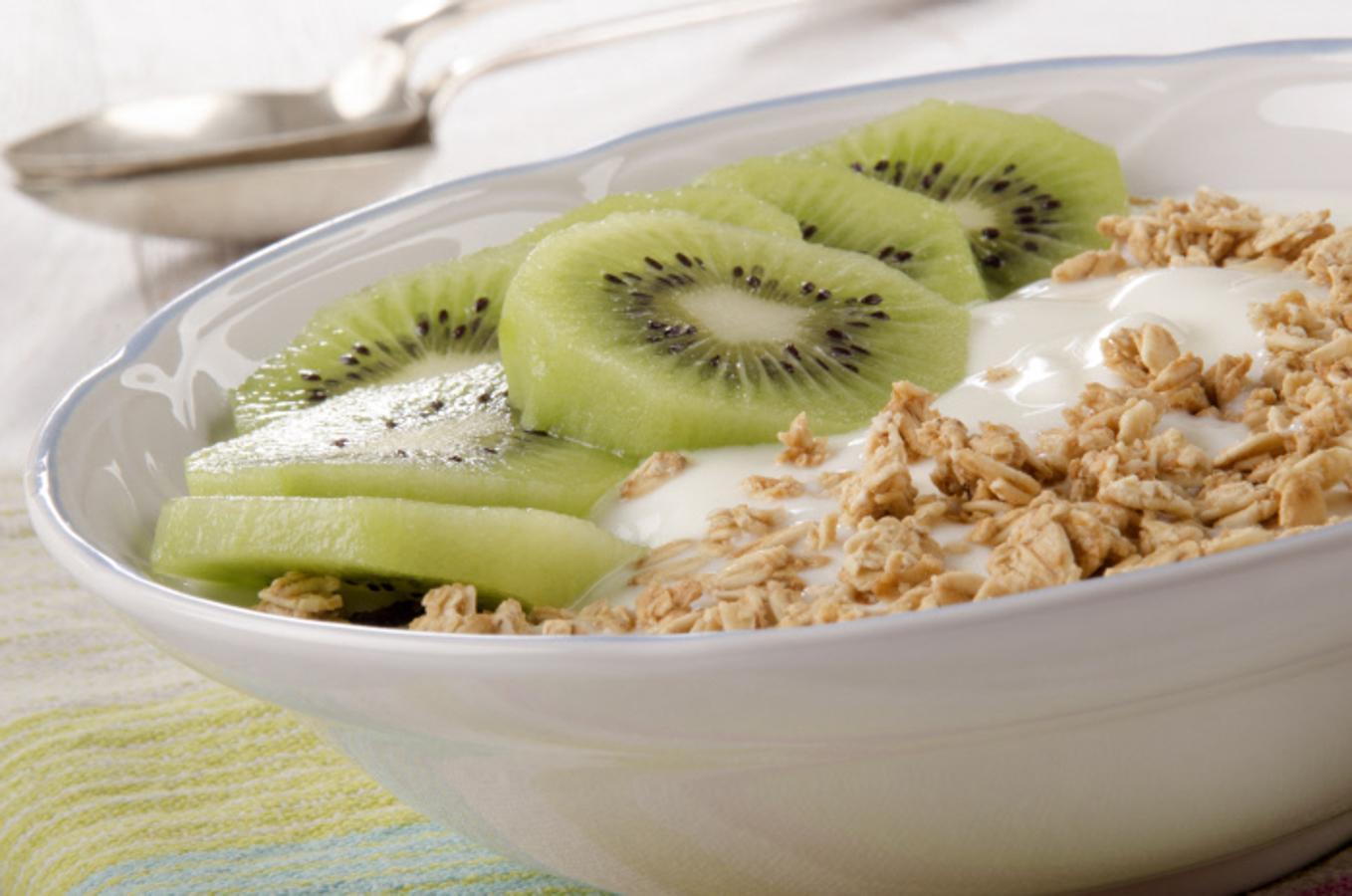 El kiwi es otra de las frutas que ofrecen mayor cantidad de vitamina C y si lo combinas con un lácteo y cereales ayudará a la calidad de los espermatozoides.