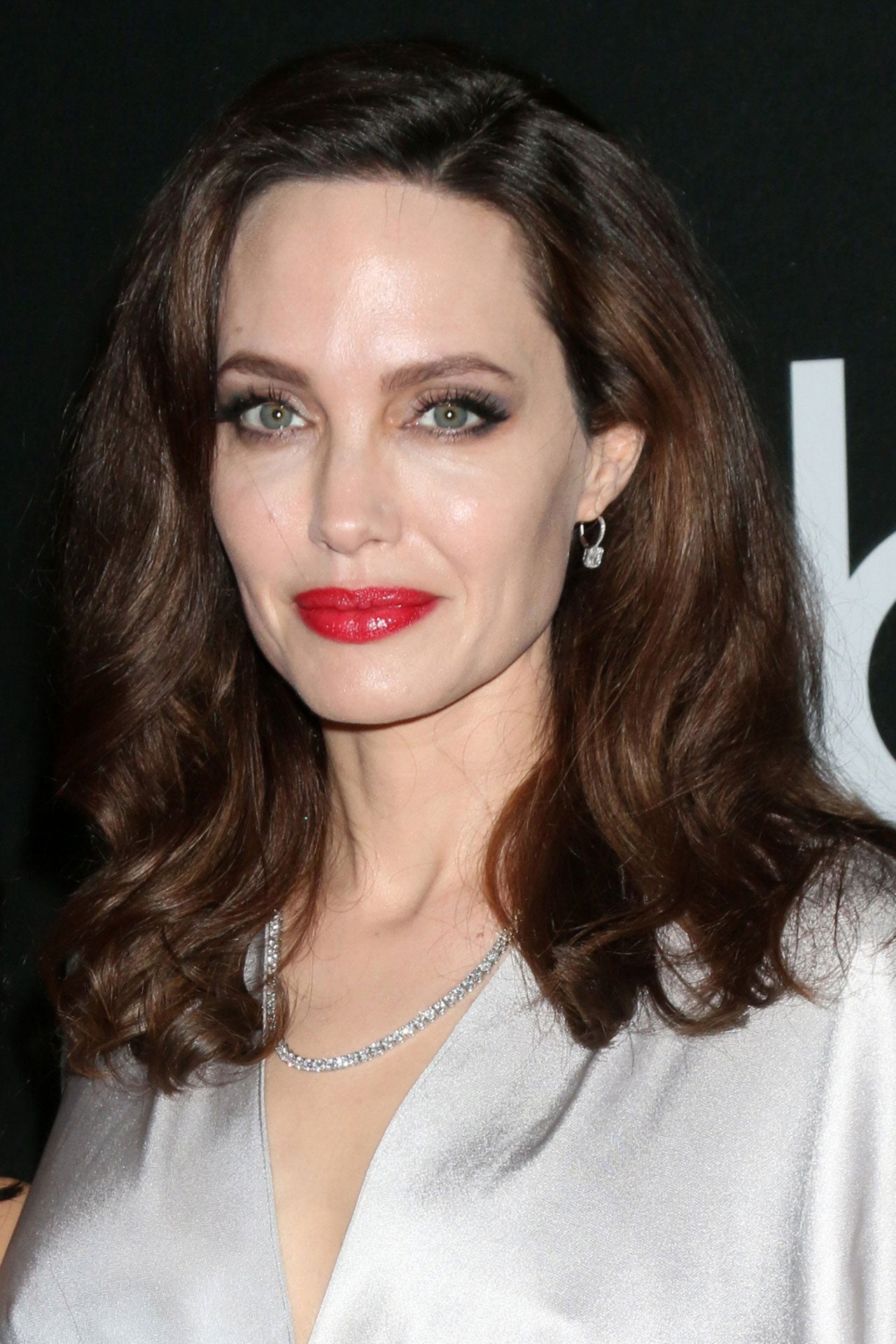 El 'no makeup' o maquillaje natural y los labios rojos son una de las combinaciones más bonitas para un look de día o de noche, si haces como Angelina Jolie y añades sombras grises y varias capas de máscara de pestañas.