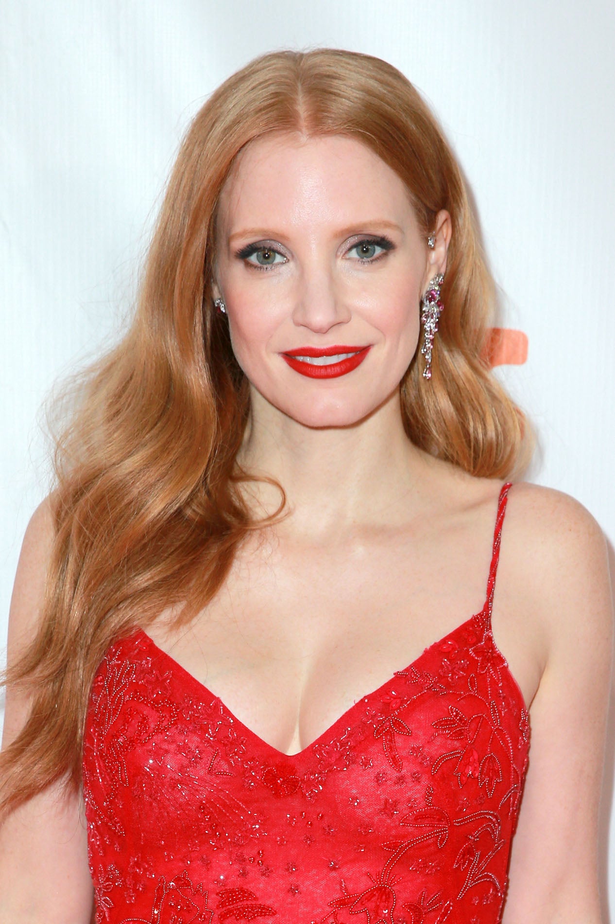 El maquillaje de la actriz Jessica Chastain te puede servir de inspiración para tus looks de bodas o eventos de navidad: combina los labios rojos con un ligero ahumado en tonos grises. Súper elegante.