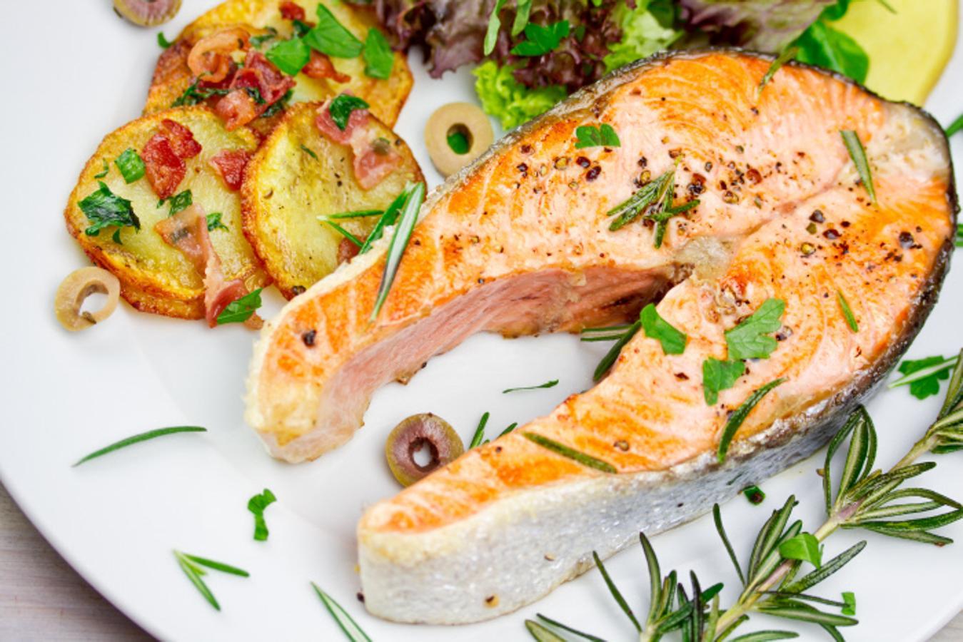 Los pescados azules son uno de los alimentos más saludables para nuestro organismo por su alto contenido en Omega 3, y si además ayuda a mejorar la calidad del esperma es un plato estrella. Aporta ácido fólico y coenzima Q10.