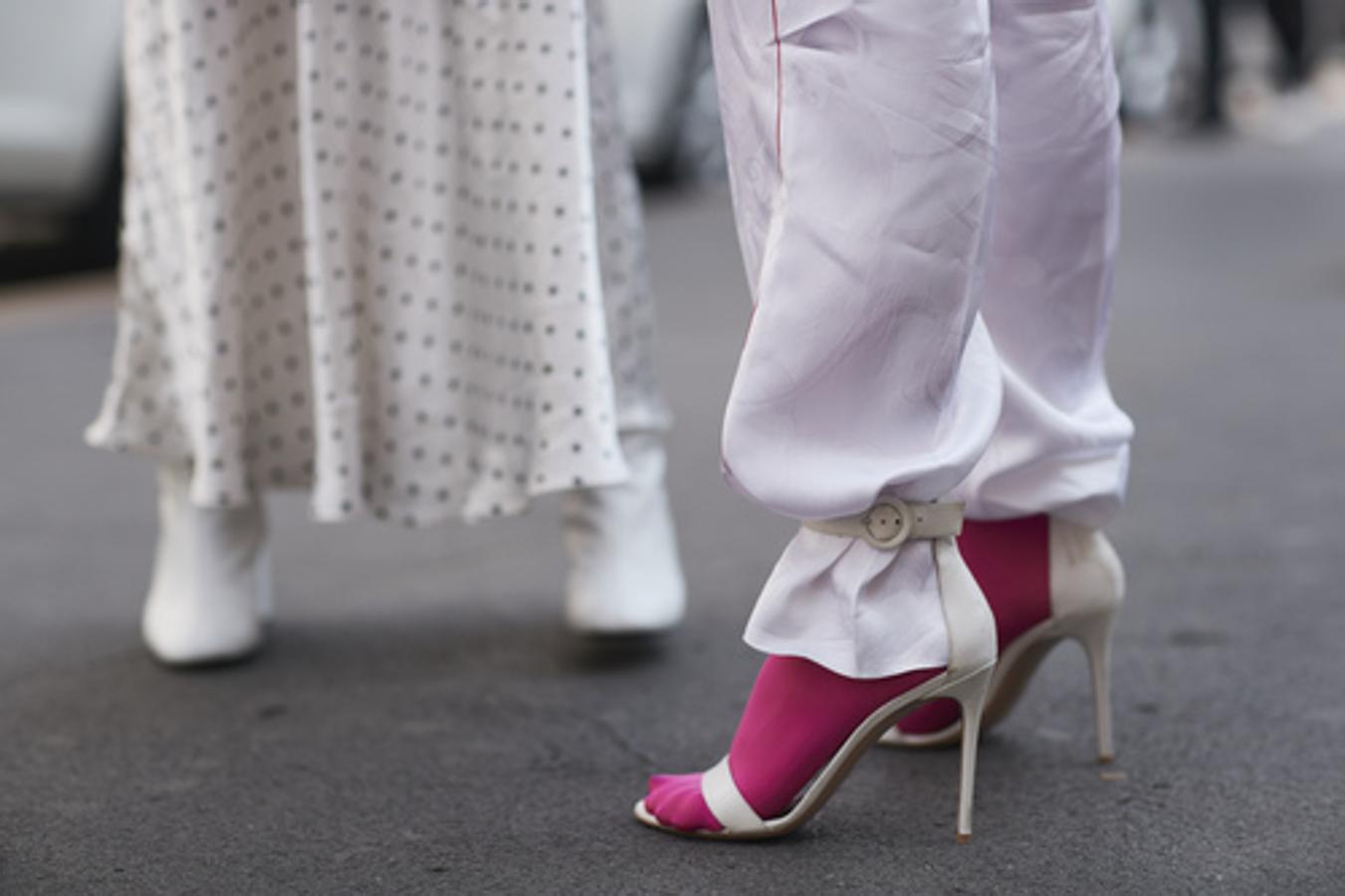 Pantalón bajo la pulsera de la sandalia y debajo de ella unos calcetines fucsias. Imposible mezclar tantas tendencias en tan poco espacio.