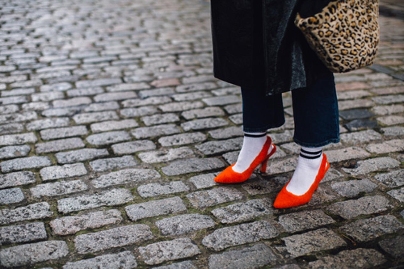 Sin chándal, pero sí con calcetines de deporte y rayas horizontales, el elegante pero informal de Martiurio también ha llegado a la calle.