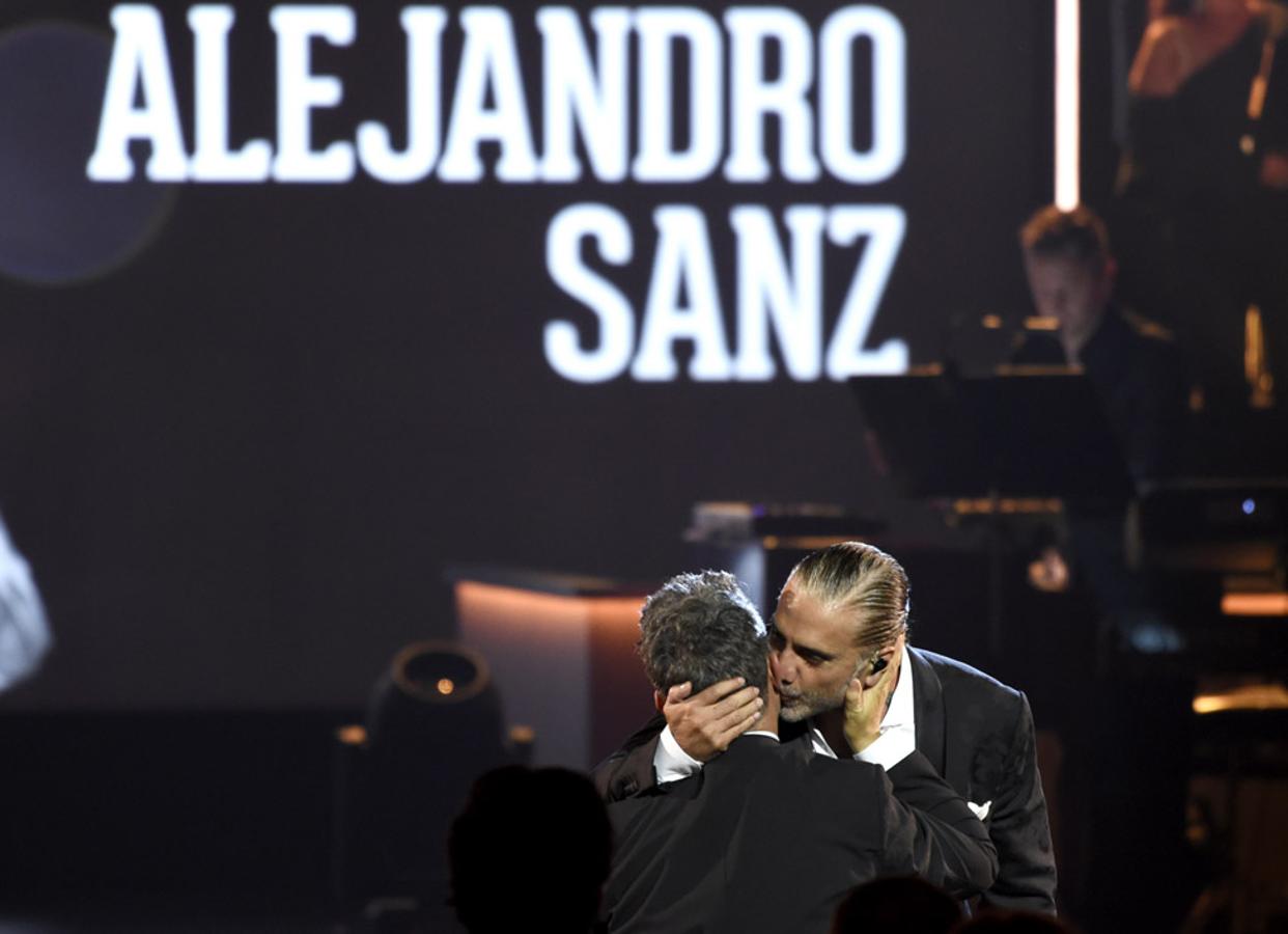 Tras su actuación, Alejandro Fernández se fusionó en un abrazo con su amigo.