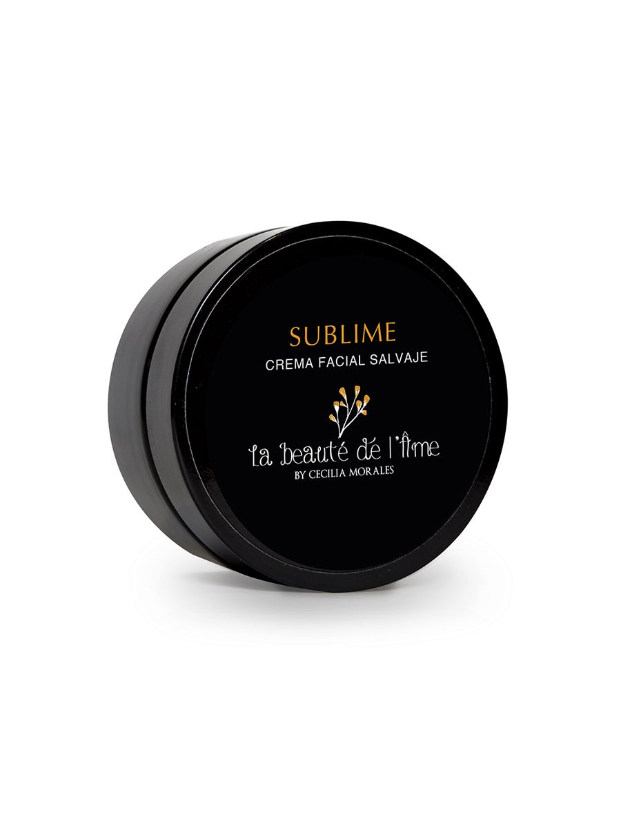 Compuesta en su totalidad por ingredientes activos, es decir, no contiene agua ni conservantes, y en su formulación se han utilizado potentes hidratantes como la manteca de karité, que proviene de cooperativas rurales de mujeres africanas, y aceites vegetales vírgenes de baobab, argán, buruti y moringa. Indicada para todas las pieles y edades, nutre, protege y reafirma. (36,75€, en www.labeautedelame.es)