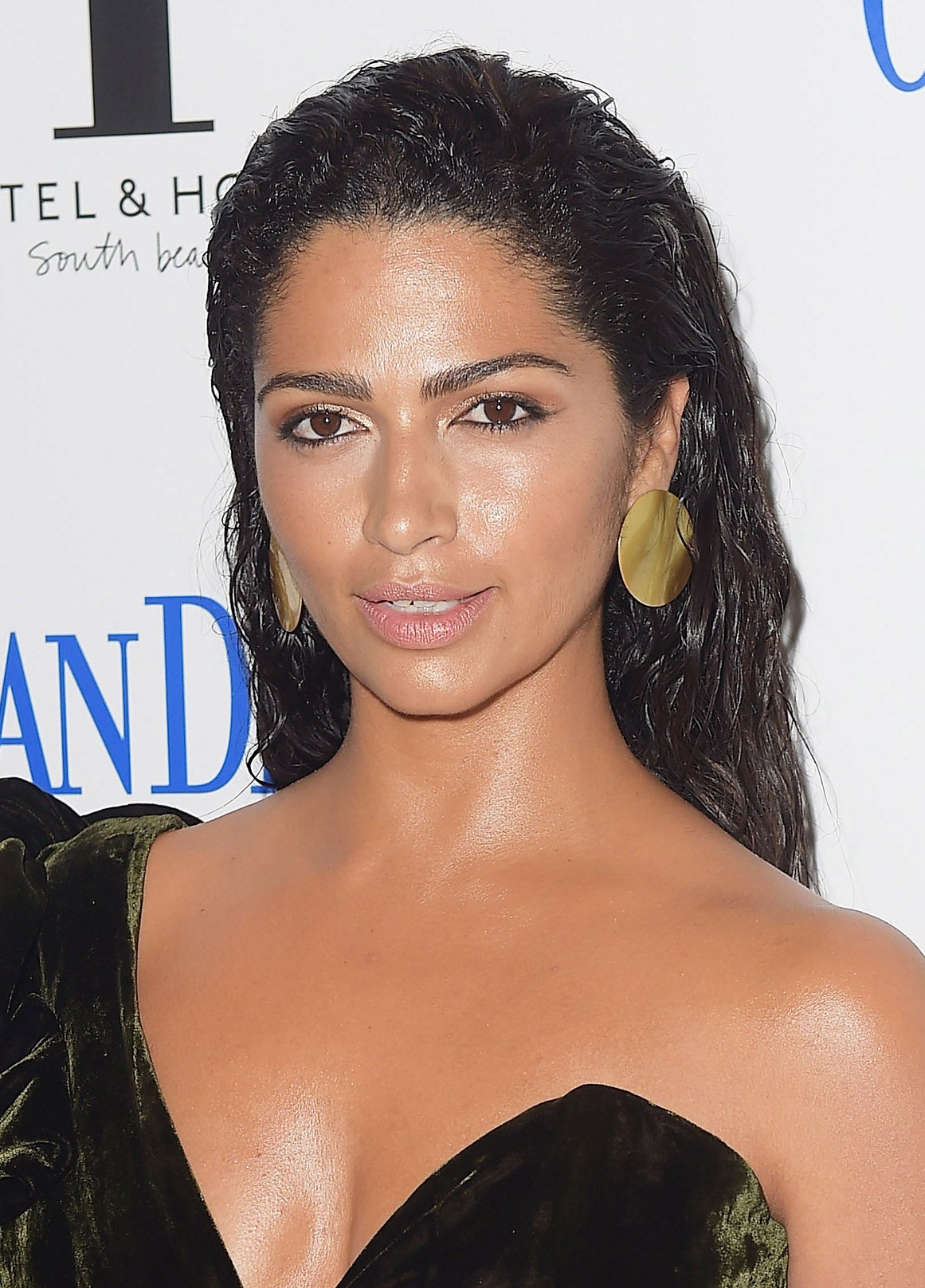 Para cualquier corte de pelo, desde el pixie hasta la melena XXL, el acabado 'wet' o mojado es perfecto. Moja tu pelo con agua y luego aplica gomina, espuma, cera... Puedes peinarlo hacia atrás o con raya, tú eliges.