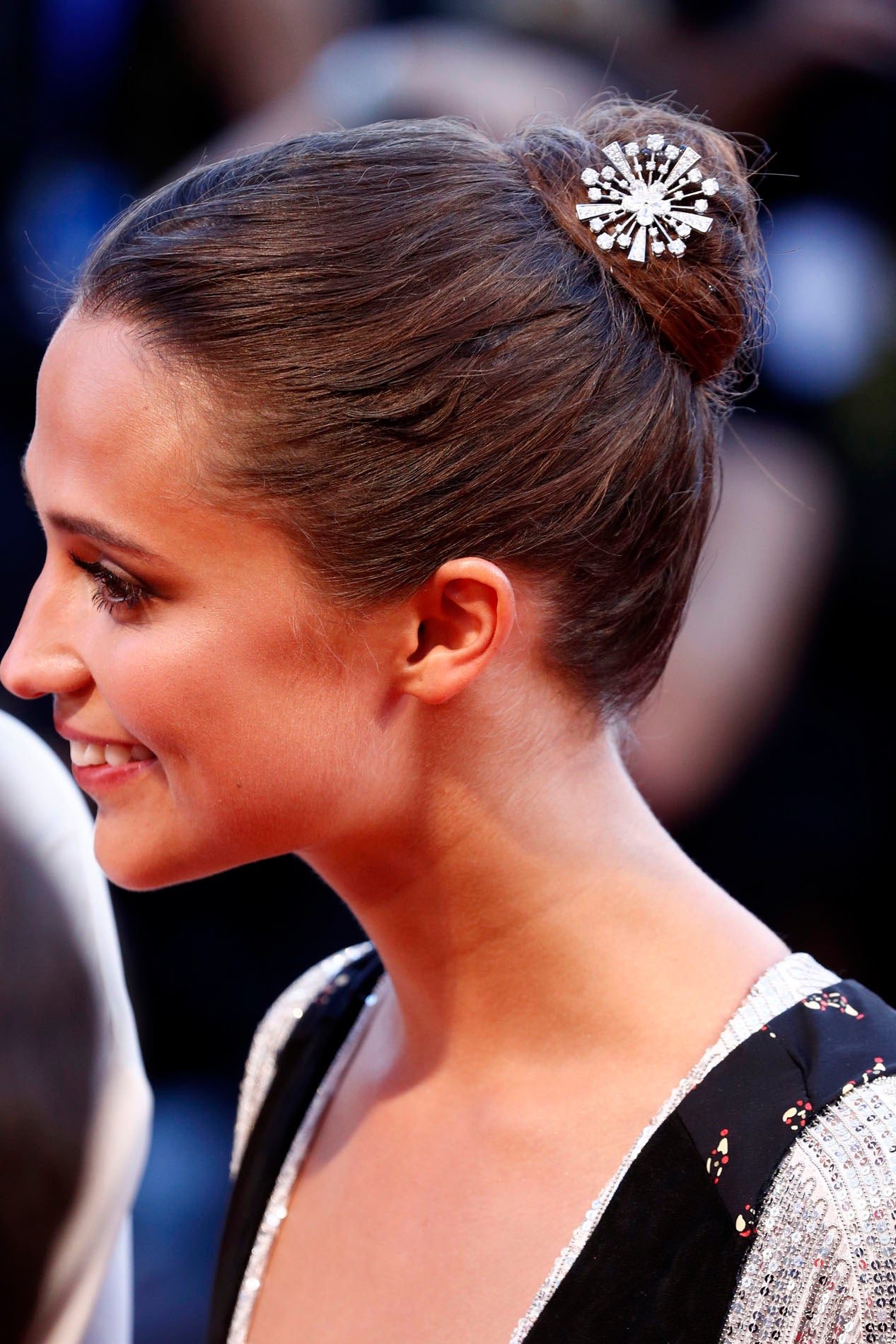 El moño de bailarina es otro de los peinados que podrás hacer en 10 minutos. Adórnalo con un broche, lazo o cualquier otro accesorio.