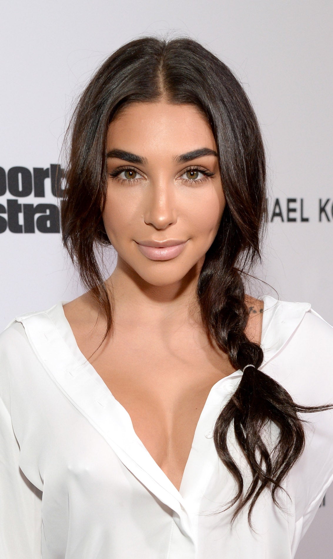 Una trenza clásica de tres cabos es muy fácil de hacer, háztela lateral con mechones sueltos y raya en el medio y tendrás un peinado muy estiloso.