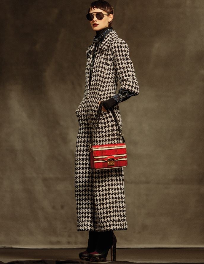 Mono en pata de gallo, de Chanel. Debajo, camisa de Claudie Pierlot y jersey de cuello vuelto, de Wolford. Las gafas son un diseño de Prada. Botines de Christian Louboutin y bolso de Furla.