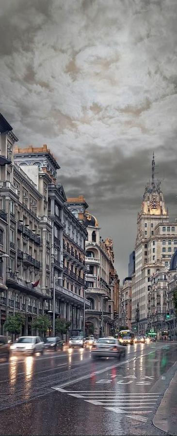 La Gran Vía, con su intensa vida cultural y sus tiendas abiertas para los amantes del 'shopping' está bonita incluso con el cielo gris. (Foto: Pinterest)