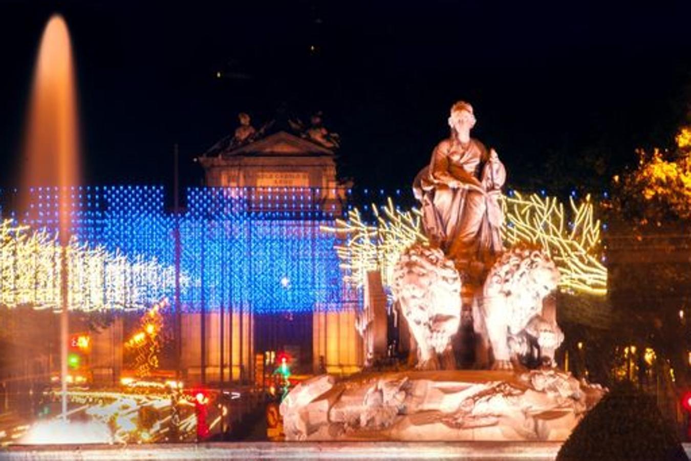 Del 24 de noviembre al 6 de enero, la ciudad se engalana con las luces de Navidades. No te pierdas el tramo entre Cibeles y la Puerta de Alcalá, que evocará el cielo de Madrid cubierto de estrellas. (Foto: Pinterest)