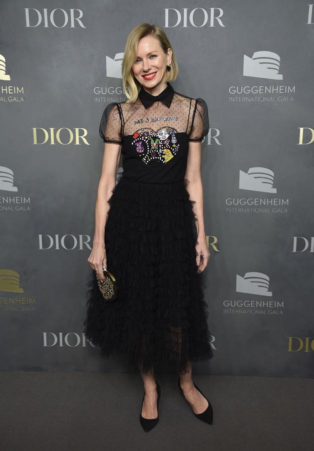 Guggenheim en Nueva York celebró su gala internacional y la actriz no faltó. Estaba muy elegante con un LBD con falda de tul, canesú y mangas de plumetti y bordados de Dior.