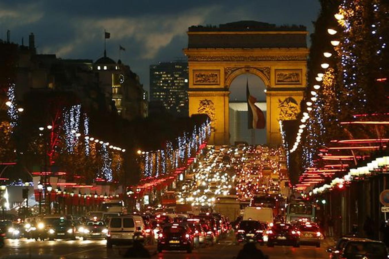 Decía Audrey Hepburn que "París siempre es una buena idea". Pero si, además, ya está vestida de Navidad, el paseo por los Campos Elíseos, hasta el Arco del Triunfo, se convierte en una auténtica experiencia para los sentidos. (Foto: Pinterest)