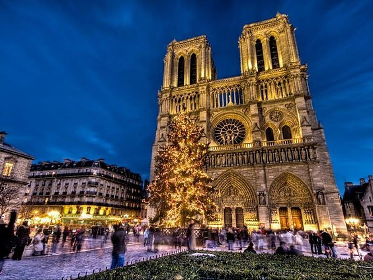 Notre Dame está aún más majestuosa con los colores ocres de telón de fondo, en las orillas del Sena, y la plaza de la catedral vestida ya de Navidad. (Foto: Pinterest)