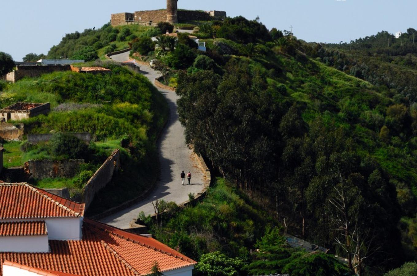 Si vas en coche, sigue el Camino Histórico y te adentrarás en caminos rurales que te llevarán a escenarios tan espectaculares como Aljezur, con su castillo en lo alto de la colina, atesorando siglos de historia árabe. (Foto: Turismo Ruta Vicentina)