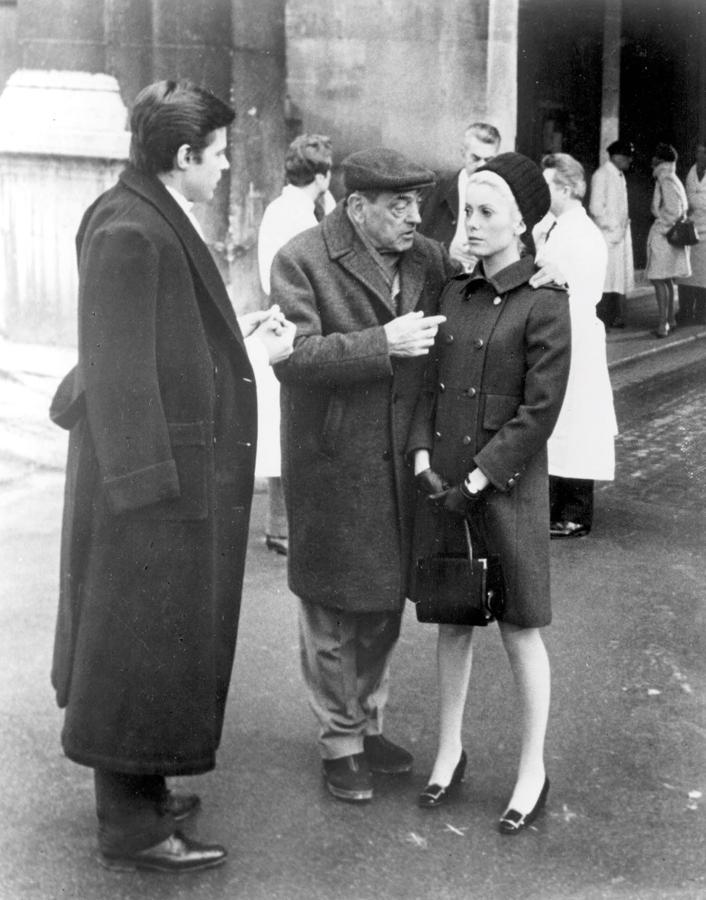Catherine Deneuve, estrenando el diseño que fue pensado para ella, en la película 'Belle de Jour'. De ahí el nombre con el que se el bautizó.