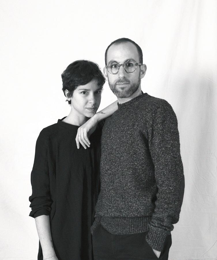 El outlet por excelencia de Madrid, Las Rozas Village, ha inaugurado un espacio dedicado a apoyar el talento, la creatividad y la innovación de diseñadores, artesanos y artistas emergentes: The Creative Spot Madrid. En la imagen Nina Mur, Lorena y Davide, que presentan un modelo de gafas sostenibles (a continuación).