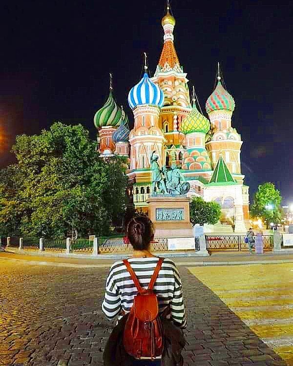 @mi.maleta.azul. Es una chica madrileña licenciada en Historia del Arte, conoce los cinco continentes y ha estado en más de 36 países. Se fotografía en los lugares más emblemáticos de las ciudades y luego las cuelga en su cuenta de Instagram, haciendo de su perfil un lugar idóneo para inspirarse en nuevos viajes.