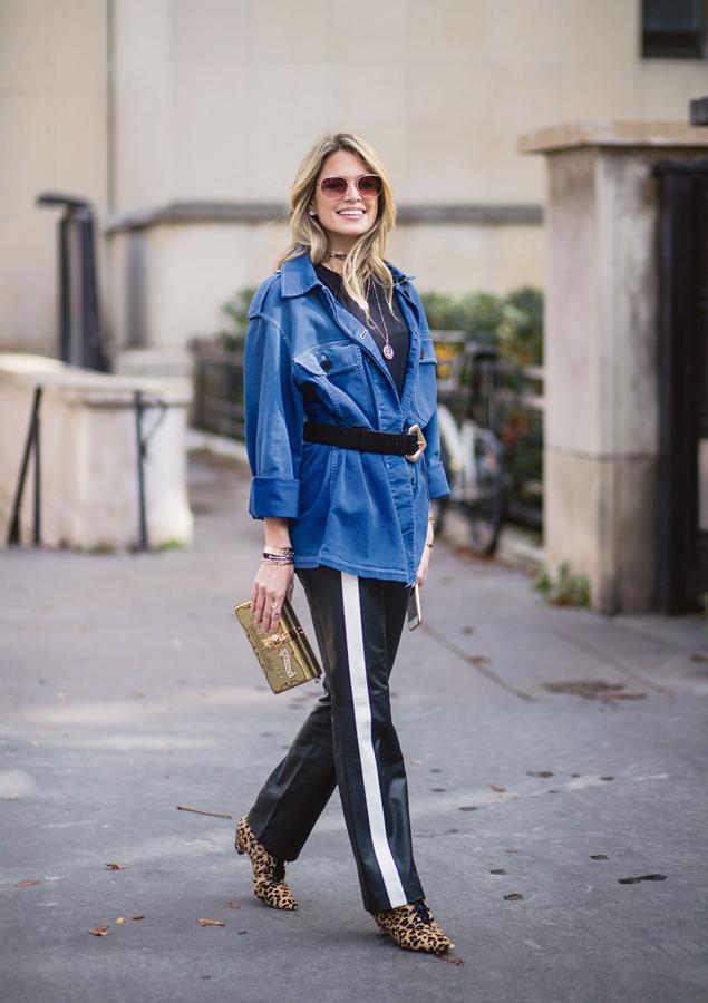 El look sporty se hace sofisticado cuando sale a la calle. ¿Cómo? Con una mezcla de prendas oversize, como la chaqueta que se ajusta al cuerpo con un cinturón, y accesorios nada discretos: desde un cutch joya a unos botines de print animal.