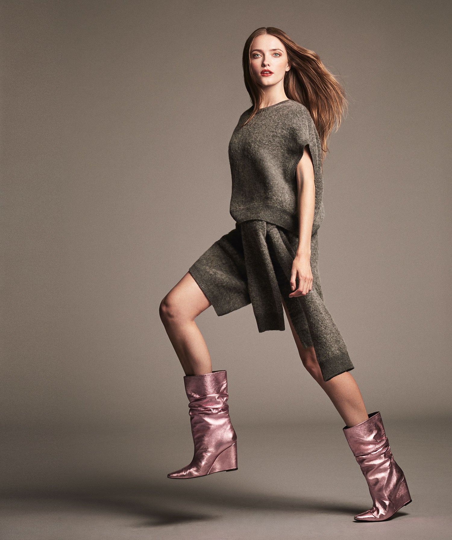 Vlada Roslyakova luce vestido de lana con mangas lazo, de Paco Rabanne. Las botas metalizadas son de Lacoste.