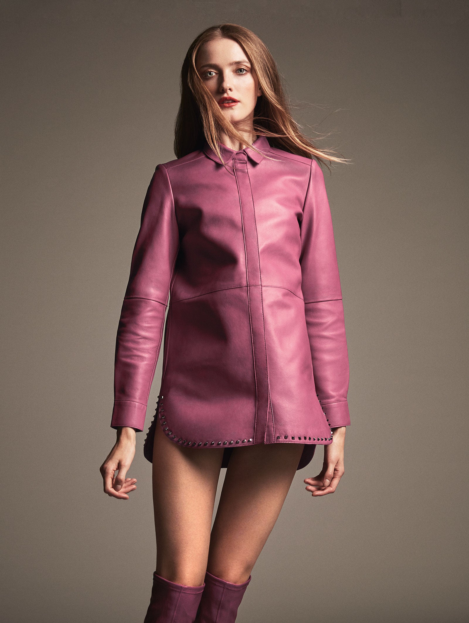 Vlada Roslyakova luce una camisa de piel rematada con tachuelas y botas elásticas de piel, ambos de Uterqüe.