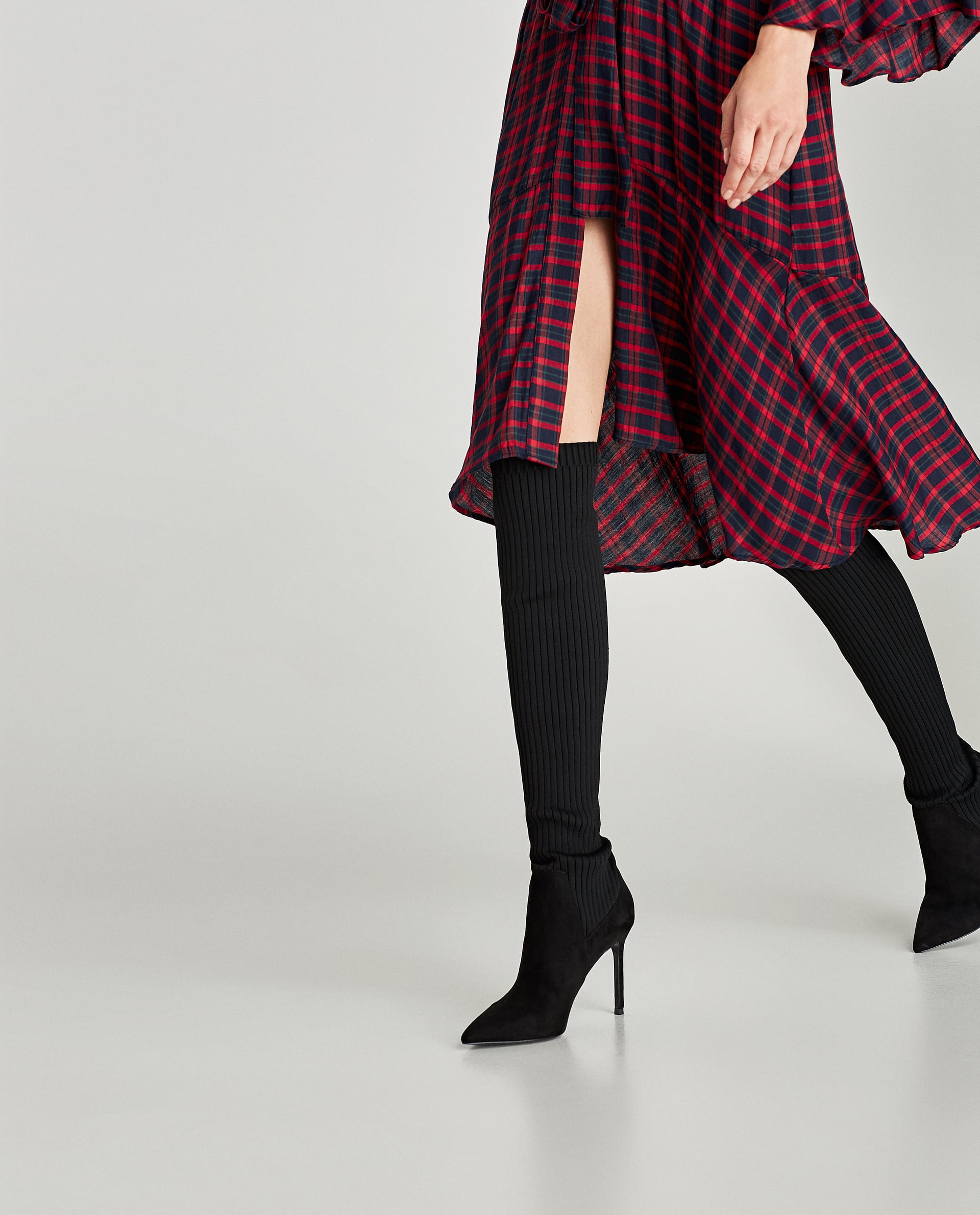 Botas XL y calcetín de Zara en color negro: 59,95 euros.