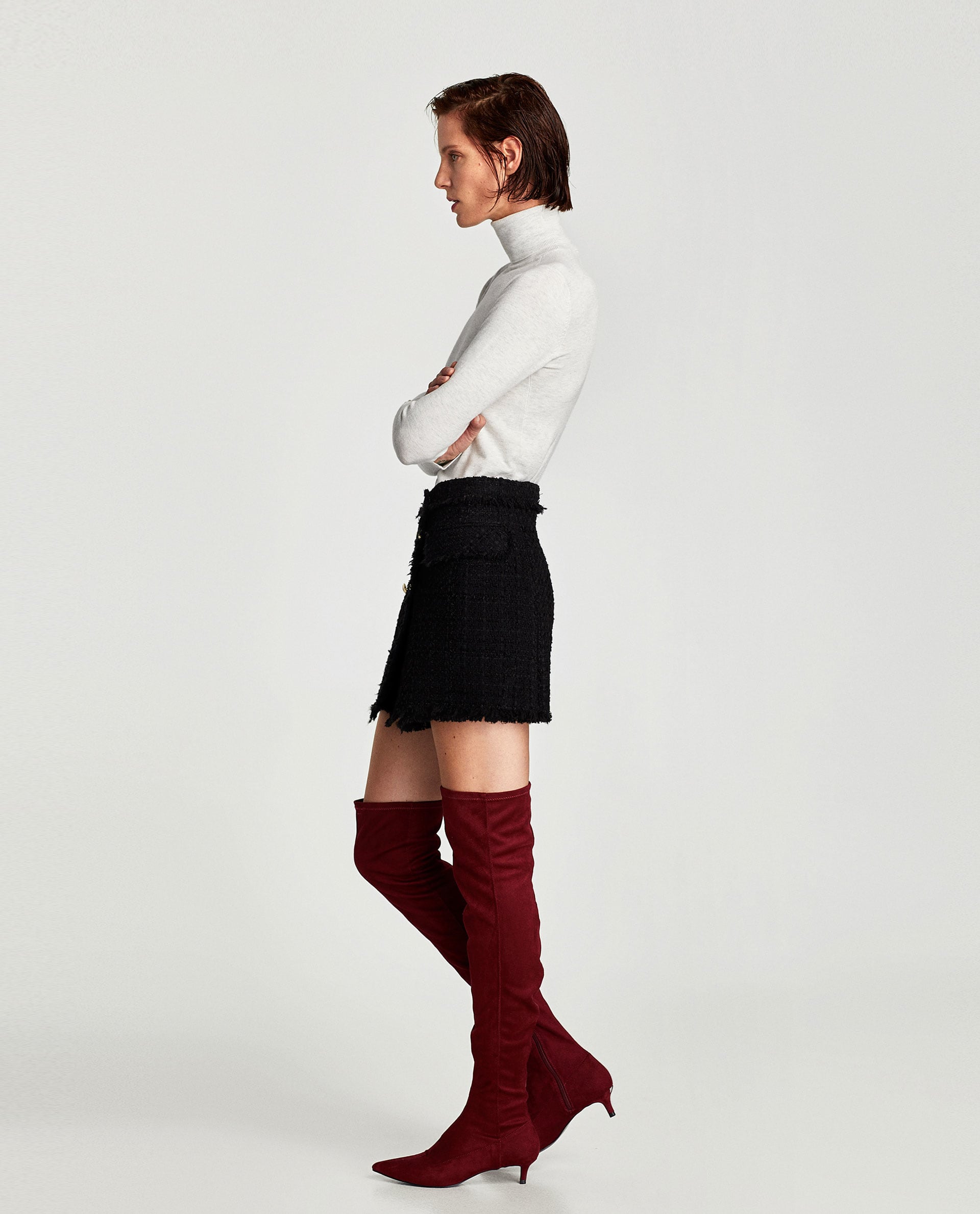 Botas altas de tacón en color burdeos de Zara: 29,95 euros.