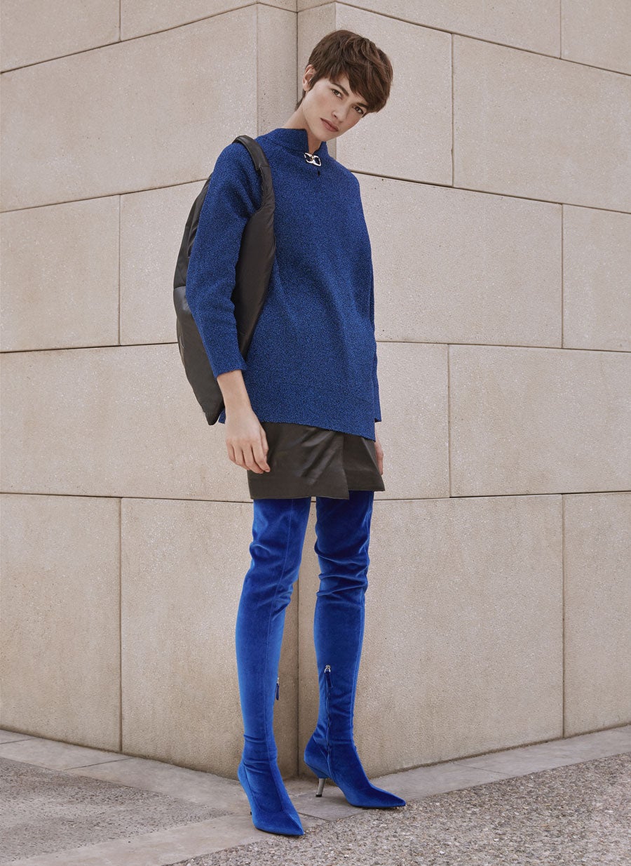 Botas XL de terciopelo en color azul eléctrico de Uterqüe: 129 euros.