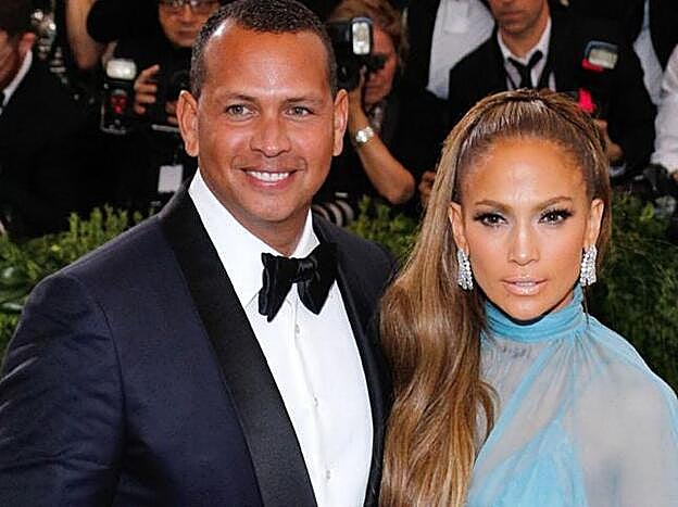 El exbeisbolista Alex Rodríguez posando junto a la actriz y cantante Jennifer Lopez durante la gala del MET.