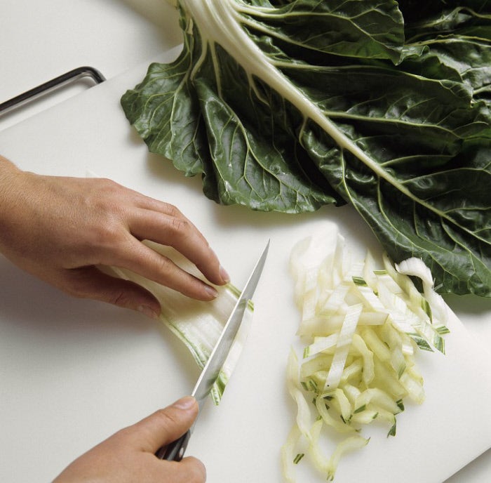 Al igual que el kale, las acelgas son otro tipo de verduras de hoja verde que aporta un alto contenido de luteína y zeaxantina, ayudarán a soportar la fatiga ocular y la vista cansada.