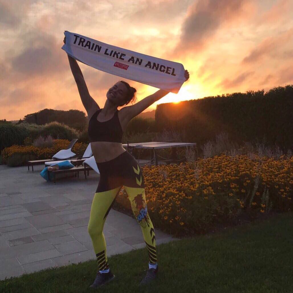 Adriana Lima "entrena como un ángel" desde agosto para prepararse para el desfile más esperado del año. Foto: Instagram de Adriana Lima.