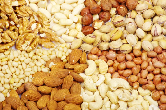 Los frutos secos son un superalimentos que podemos comer fácilmente entre horas. Sus beneficios antioxidantes previenen la DMAE, una enfermedad degenerativa de la zona central de la retina o mácula.