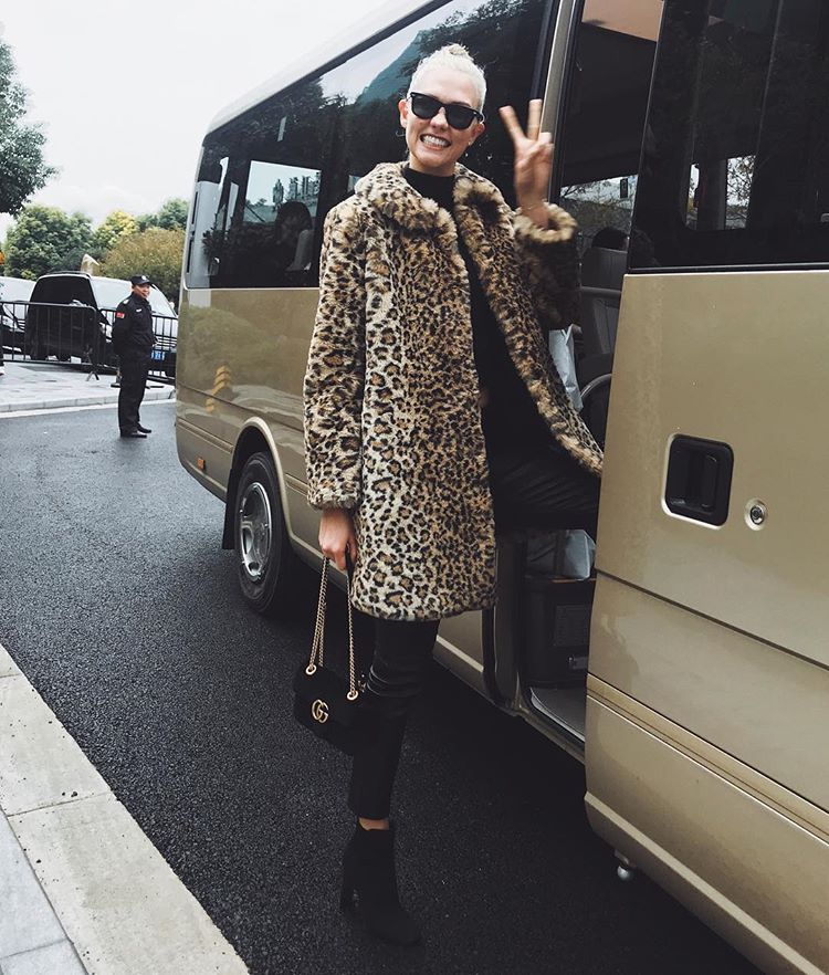 Karlie Kloss, muy sonriente y divertida en su llegada al desfile de Shanghai. Foto: Instagram de Karlie Kloss.