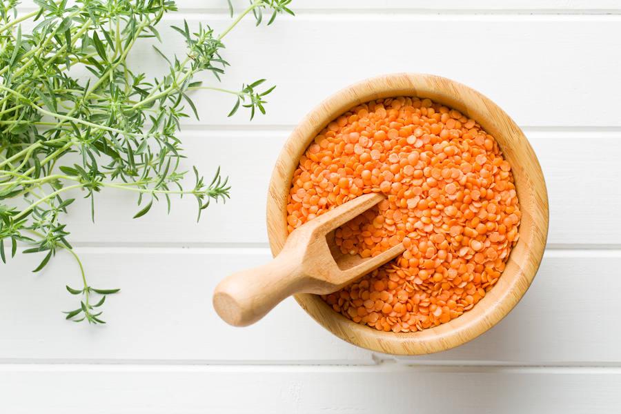 Las lentejas son fuente de proteínas, energía y hierro, elementos cuya deficiencia puede provocar apatía, cansancio e irritabilidad.