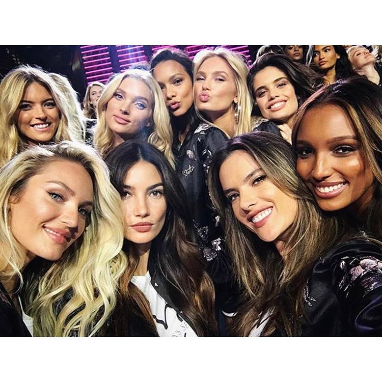 Lily Aldridge, rodeada de sus compañeras favoritas horas antes del desfile VSxBalmain en Shanghai. Foto: Instagram de Lily Aldridge.