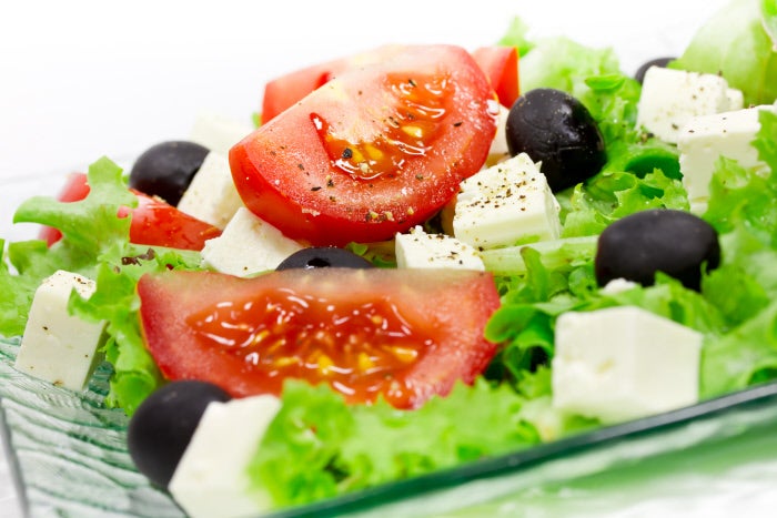 Ideal para acompañar a tus ensaladas, el tomate se convierte en un buen aliado para mejorar tu calidad visual por su alto contenido en vitamina A.