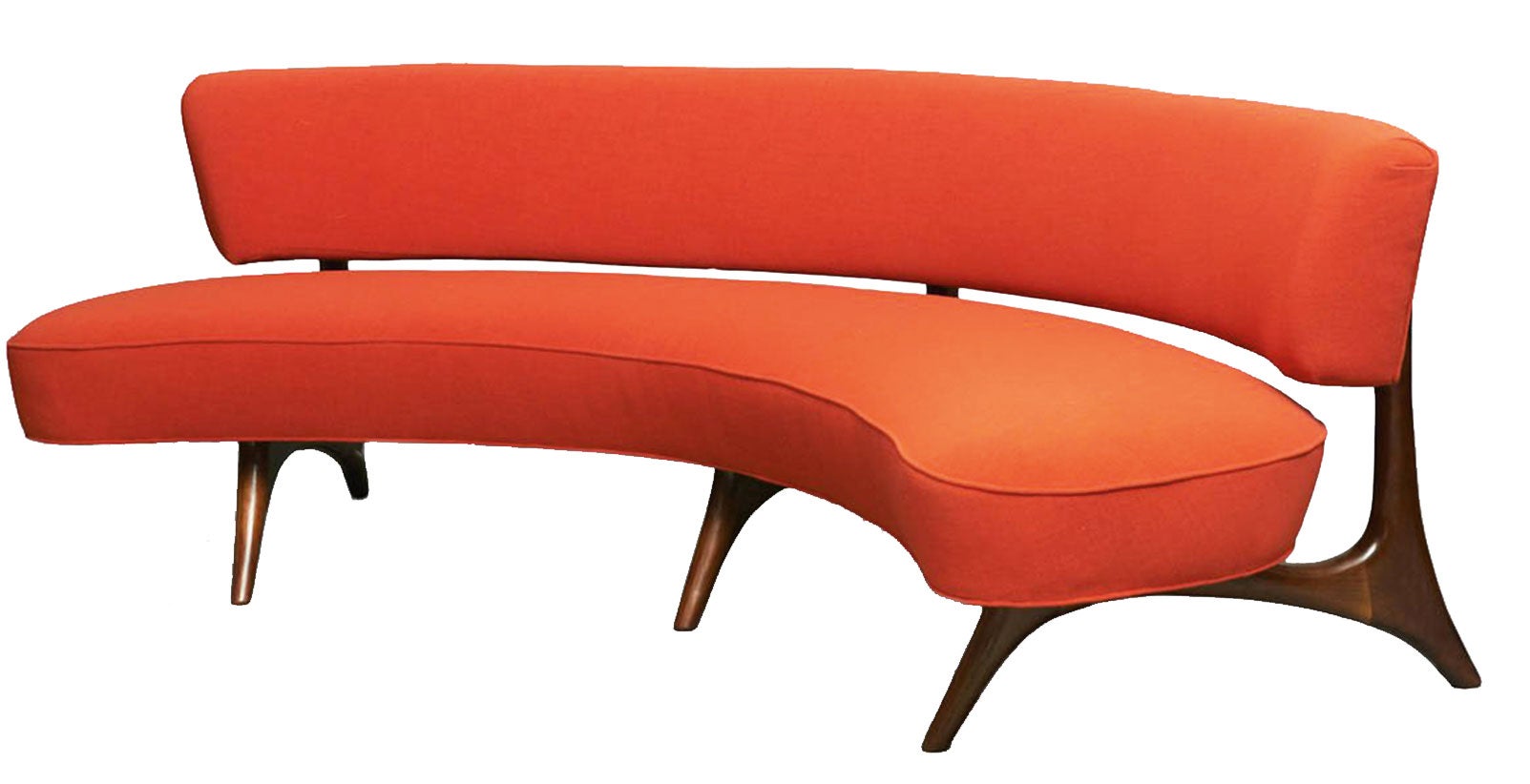 Este sofá, con estructura de nogal, es un diseño de 1952 del emblemático Vladimir Kagan.