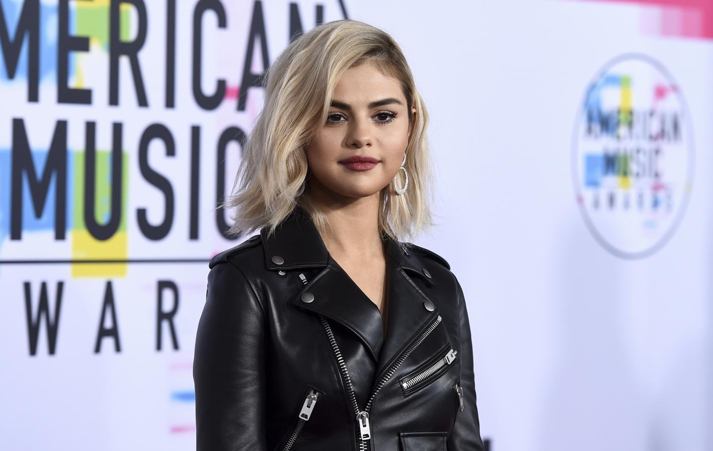 El juego de cremalleras es clave en el vestido biker customizado de Coach con el que nos dejó boquiabiertas Selena Gómez en los AMA's.